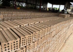 อิฐเซียน 8 รู อิฐดิบมีรูเรียงกองรอเผา ในโรงงานผลิตอิฐแดงคลังอิฐไท