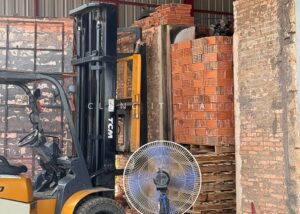 เรียงอิฐเซียน 8 รู มอก.153-2565 ออกจากเตาเผา โรงงานคลังอิฐไท พร้อมเตรียมขึ้นพาเลท