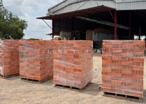 อิฐเซียน 8 รู มอก.153-2565 อิฐก่อโครงสร้างคุณภาพสูง วางบนพาเลทพร้อมจัดส่งจากโรงงาน | คลังอิฐไท